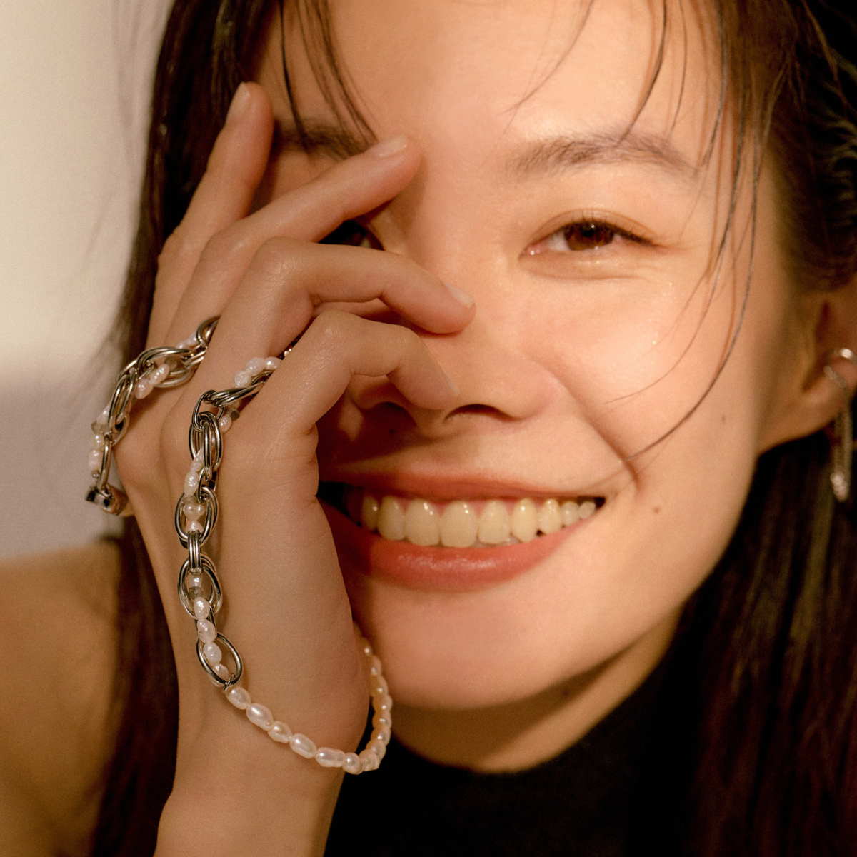 台灣知名珠寶品牌 OLIVIA YAO JEWELLERY 欣然宣布將攜手榮獲金曲獎的創作人鄭宜農推出「Embrace」聯名首飾系列