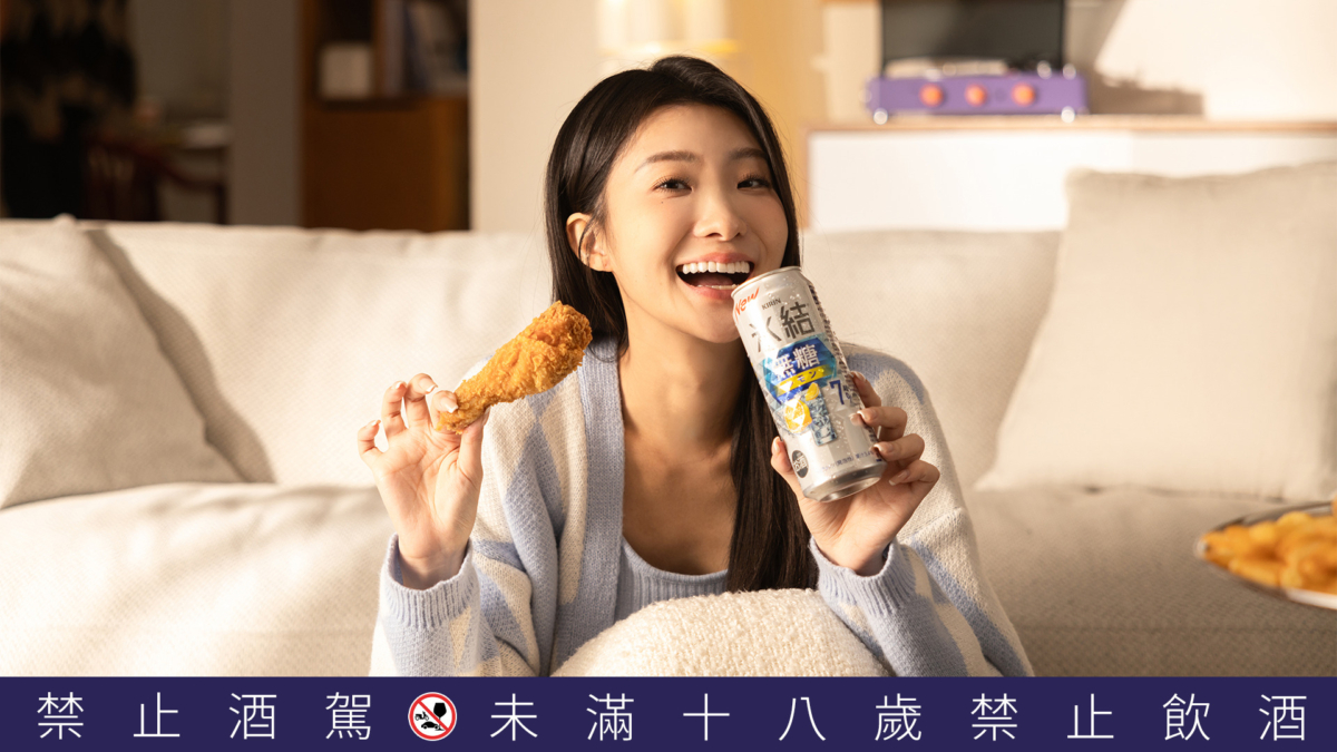 陳華推薦飲用冰結「無糖檸檬」搭配炸物，不甜膩的口感搭配純淨順口的伏特加和爽快氣泡感，既療癒又平衡。