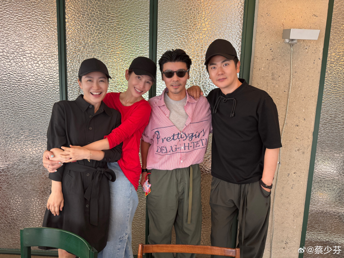 蔡少芬老公張晉加入《甄嬛傳》演員們的聚餐。