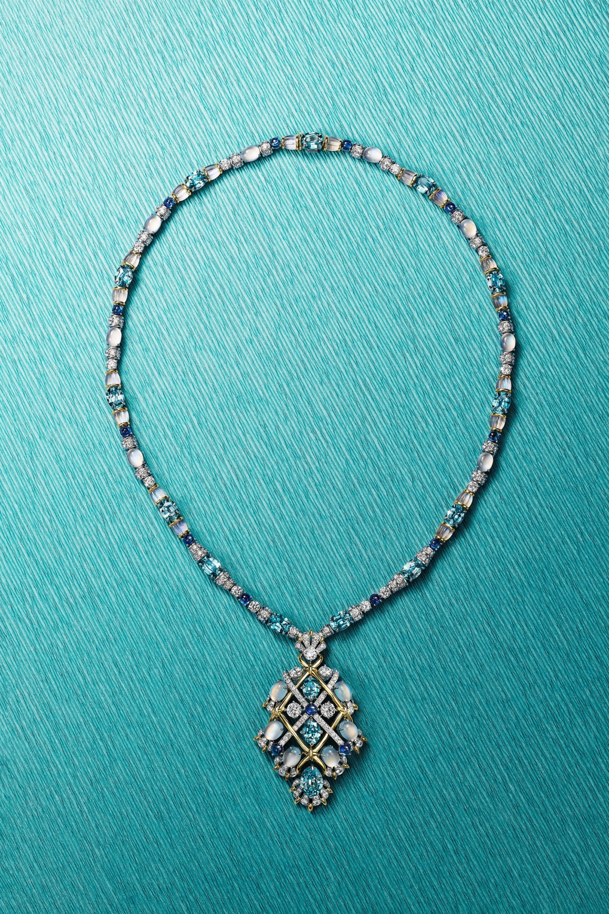 Tiffany & Co. 2025 Blue Book高級珠寶Sea of Wonder—Seahorse系列 鉑金與黃K金鑲嵌總重逾27克拉的藍色風信子石、藍寶石、月光石與鑽石鍊墜