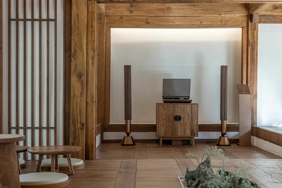 「鉑傲」(Bang & Olufsen)進駐「星巴克大邱鐘路古宅店」。