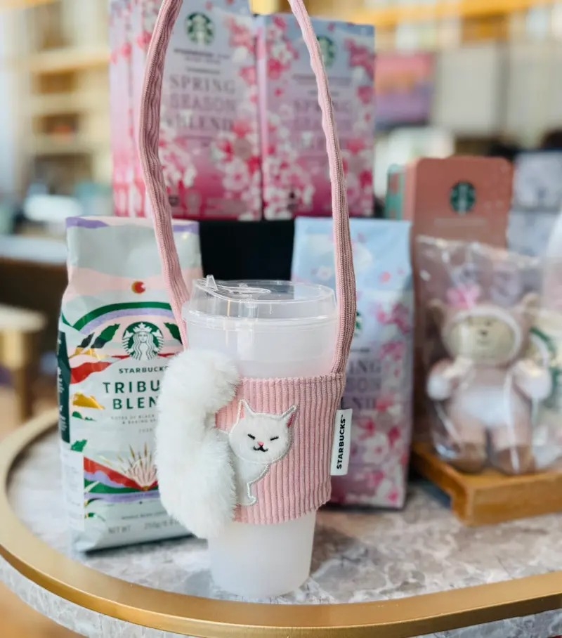 星巴克「粉貓尾巴便利單杯提袋」嬌嫩甜美。