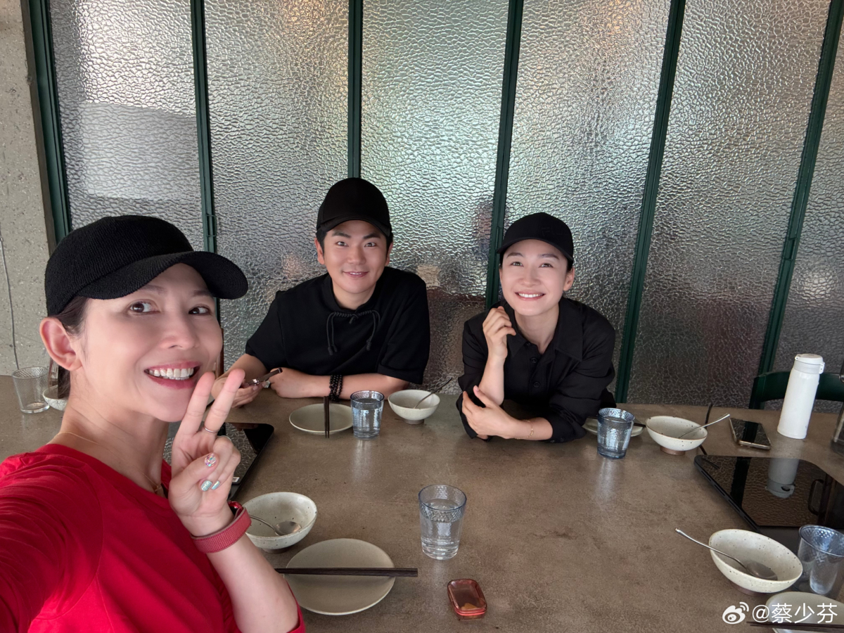 蔡少芬、陶昕然、張曉龍笑容滿面。