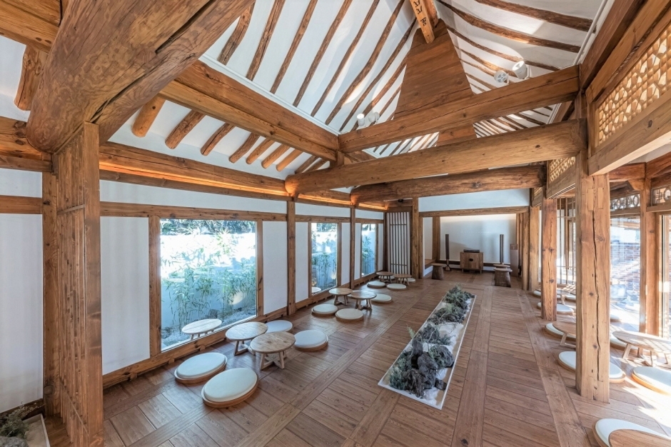 「星巴克大邱鐘路古宅店」內部分為2大區,席地區與桌椅區。