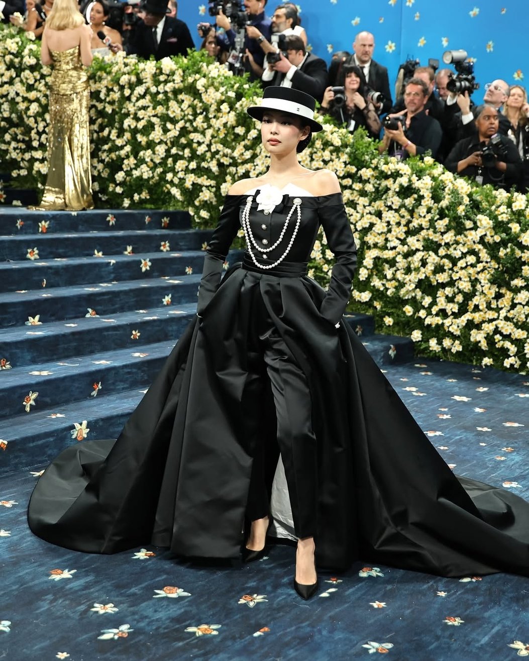 戴着面具戴着棒球棒的危险的肌肉男准备战斗。一个咄咄逼人的蒙面男子拿着一个棒球棒打在黑人身上. ——图库图片© Tverdohlib.com #, image size:1053x1316