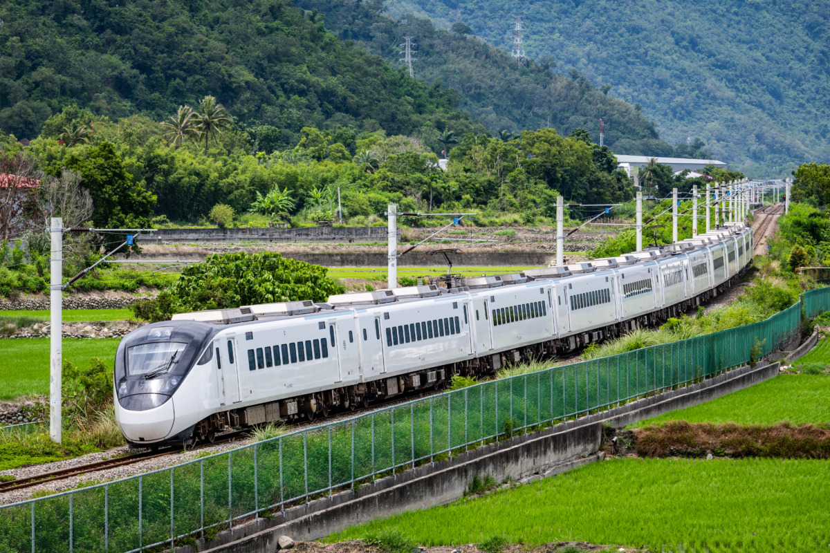 台鐵EMU3000型電聯車目前以「新自強號」之名編為自強號列車營運。
