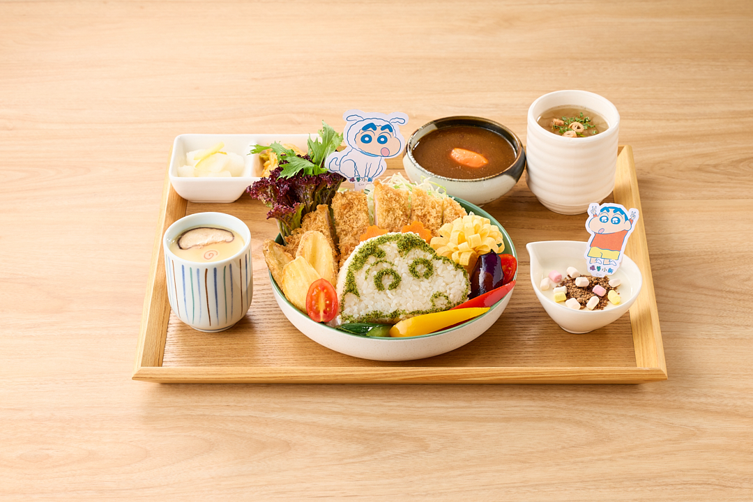 聯名限定餐點「媽媽的豬排咖哩飯哦！」(售價：428元)