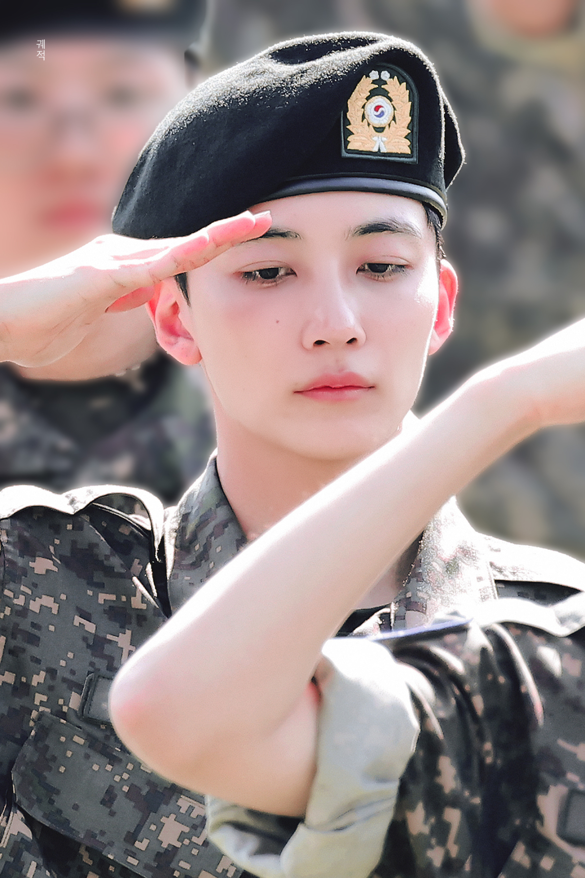 淨漢超長的睫毛及超好的皮膚引起網友驚嘆