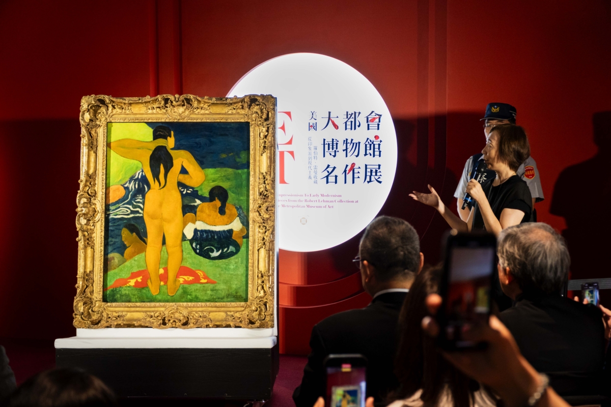 展覽學術顧問曾少千教授介紹「大溪地的出浴女子」畫作