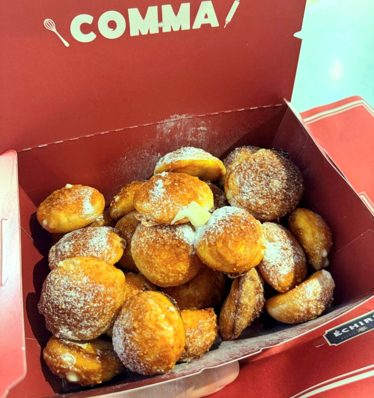 「焦糖泡芙」外殼糖粒增加口感，內餡輕盈香甜。