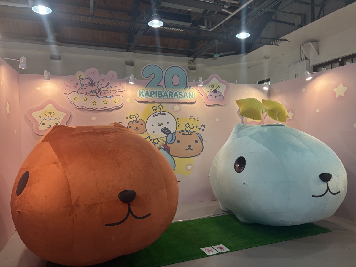 日本療癒系「水豚君」與新角色「閃閃君」可愛登場。