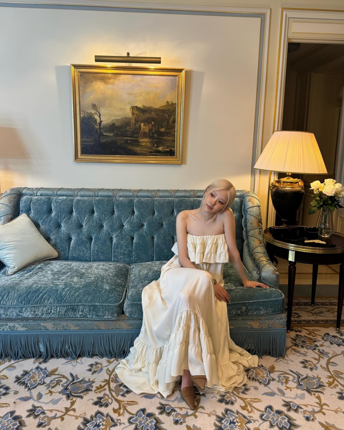 Rosé 日前出席2025秋冬巴黎時裝週壓軸登場的Saint Laurent大秀，穿上白色平口荷葉邊長洋裝