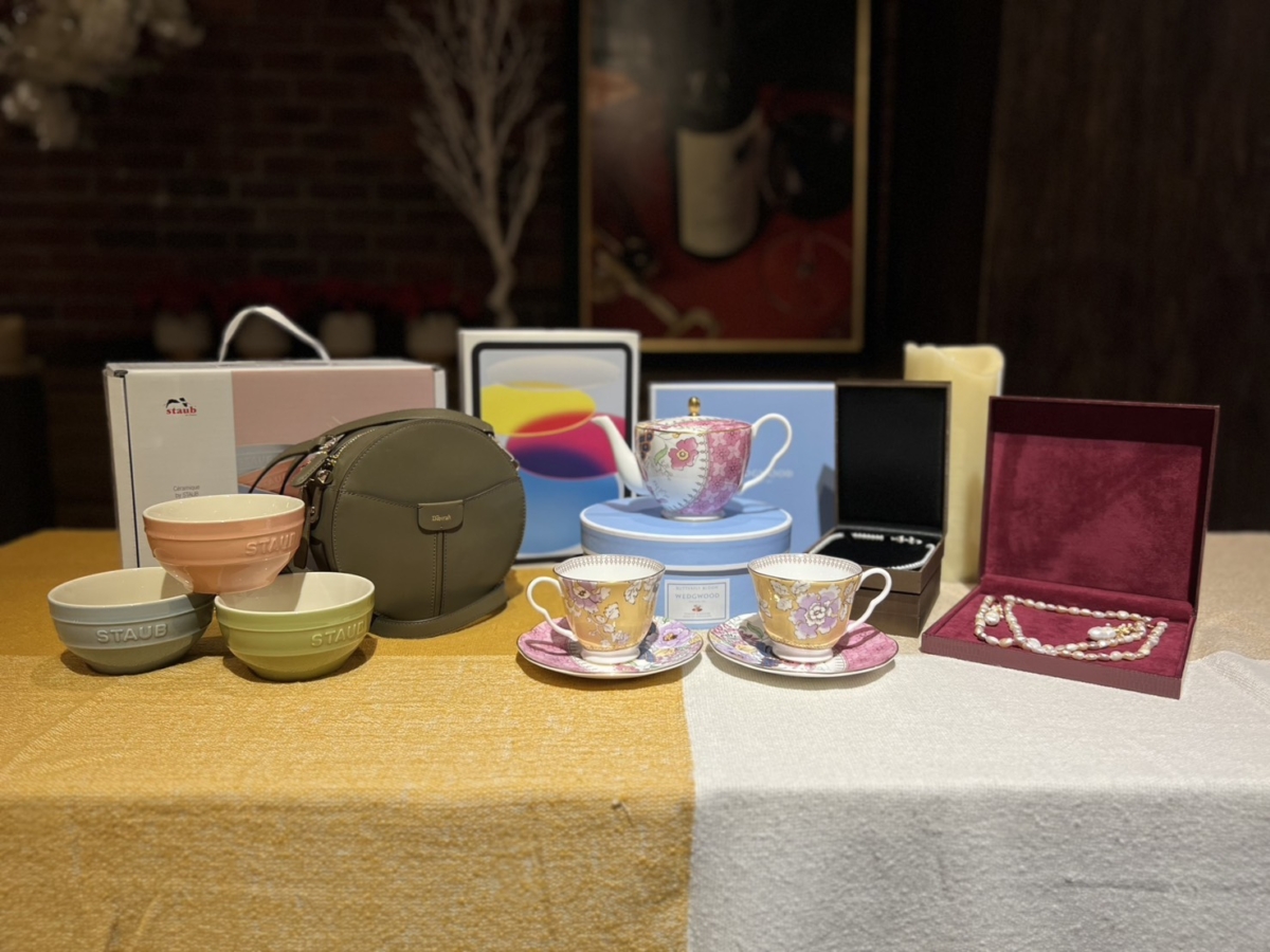 禮客週年慶推出單櫃單筆消費1,000元有機會抽中「Apple iPad 」、「禮客紅利點數20萬點」、「英國百年公益瓷器Wedgwood一壺兩杯午茶組」、「珍珠長項鍊」、「珍珠短項鍊」、「Offermann圓谷包」、「Staub馬卡龍餐碗6件組」 …等好禮大獎。