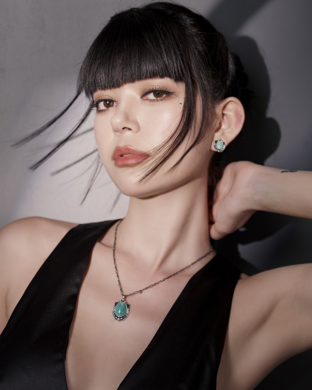 Kimberlly Chen 配戴 GEORG JENSEN 2025 HERITAGE 年度紀念系列台灣限定純銀藍紋瑪瑙珠寶