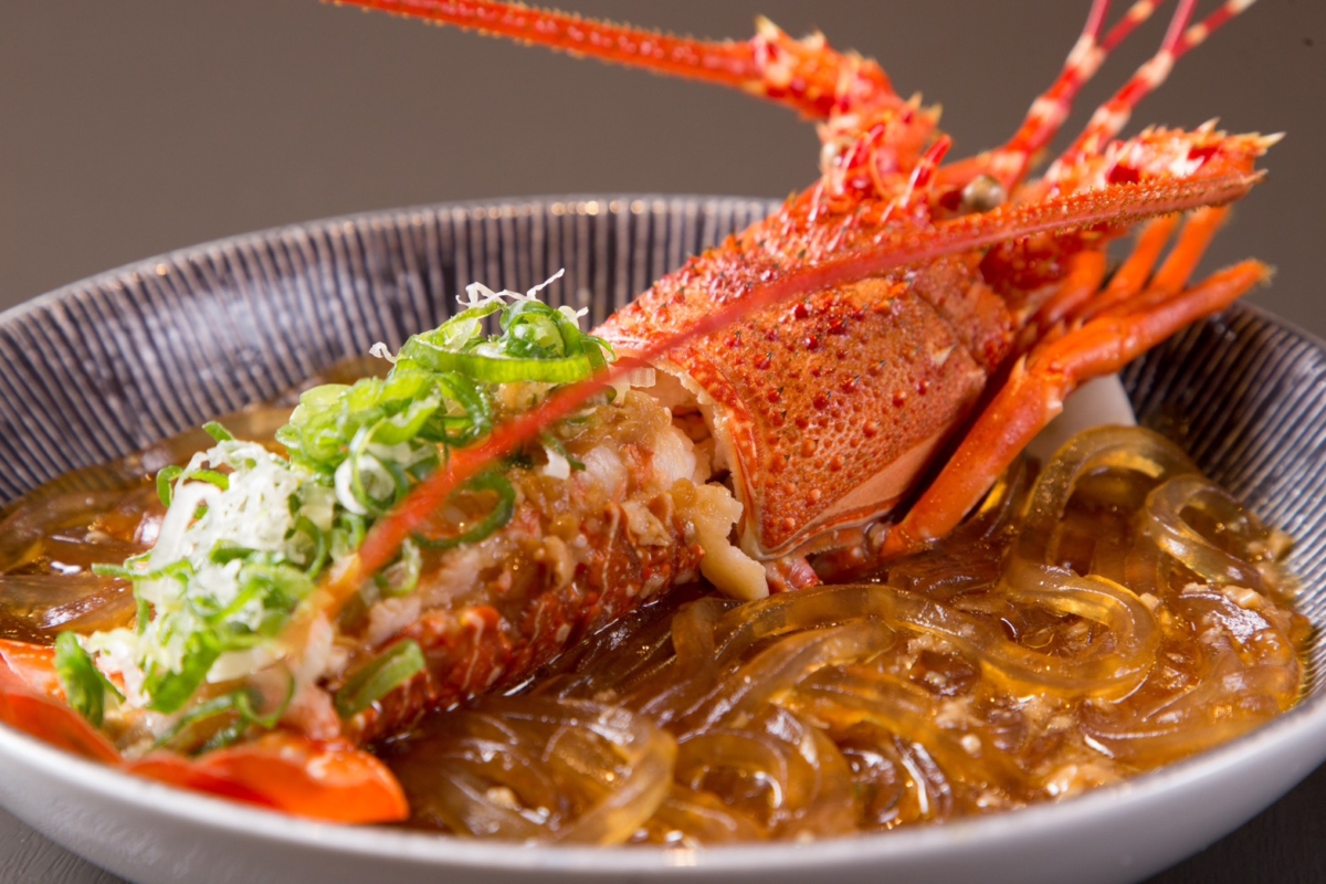 漾客日式料理推出2人同行來店用餐，每桌免費招待價值980元龍蝦餐點。