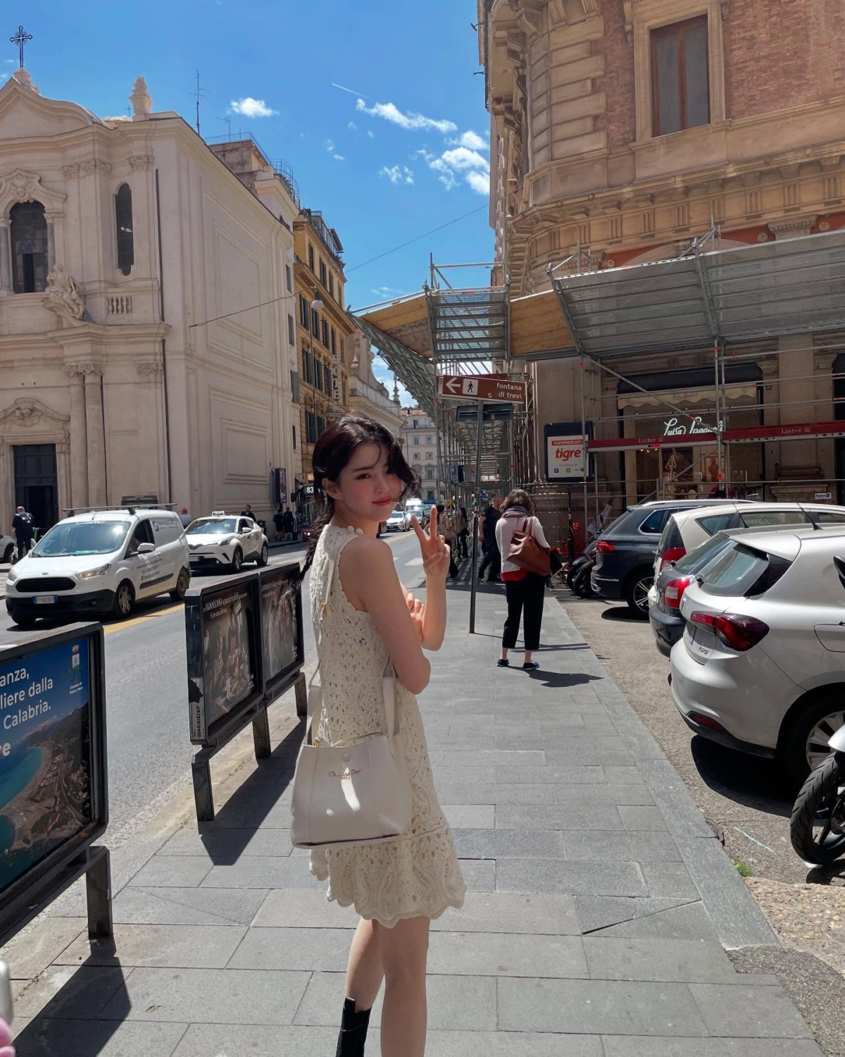 韓韶禧出席於義大利羅馬Villa Albani Torlonia 花園中發表2026早春度假女裝系列