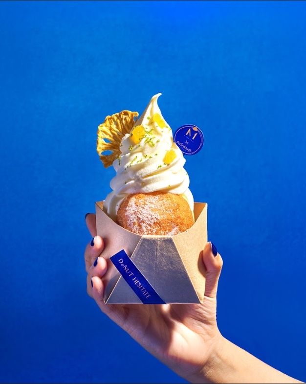 M One Cafe聯名Perfe’dough推出爆餡系「優格冰淇淋多拿滋」，還可以外帶