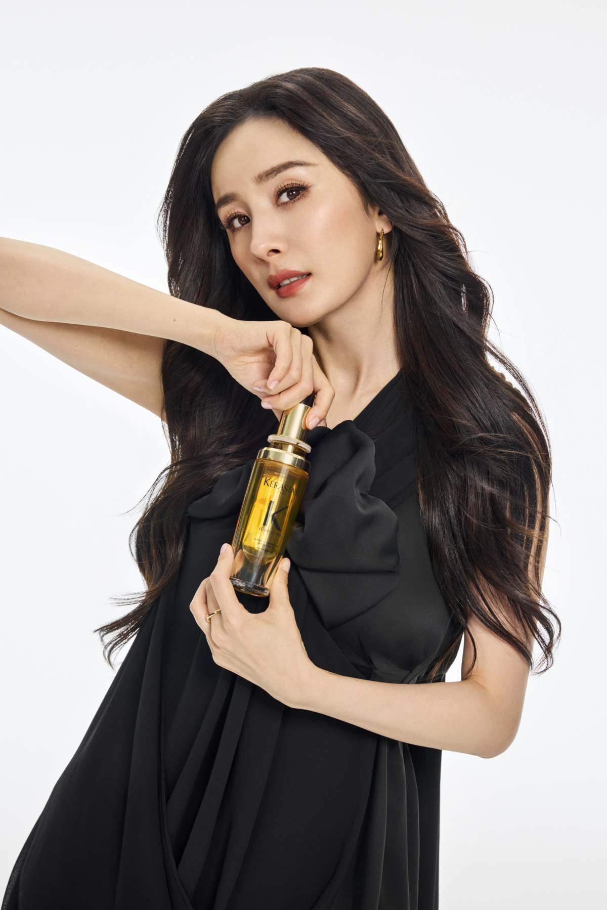 除了髮浴補充包也同步推出了三款全新包裝的填裝式髮油及其專屬填裝瓶