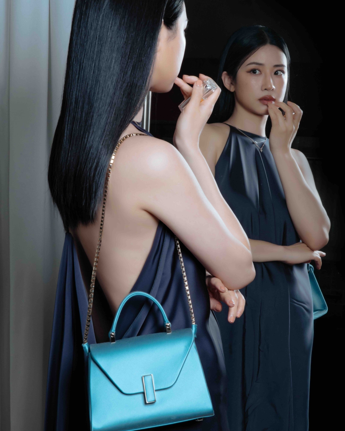 趙岱新肩背Valextra緞面 Iside Mini 包款,精心打扮享受個人時光