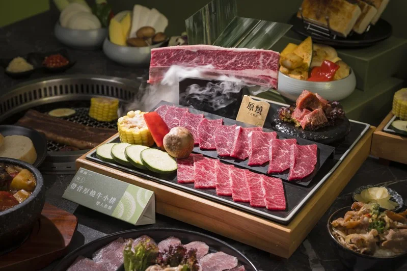 原燒「特上帶骨厚燒牛小排套餐」雙人餐NT$1,898元，三人餐NT$12,798元。