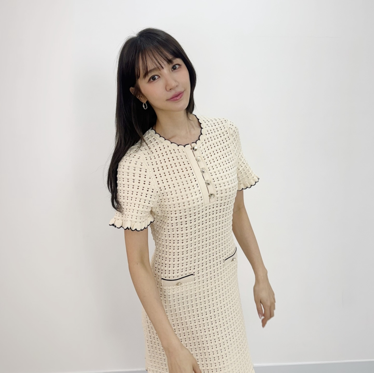 尹恩惠身著 SANDRO 女裝系列米色針織短洋裝