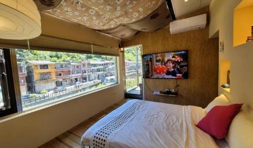 平溪區「溪隱之宿」除了有天燈造型的裝飾外,更可以從客房觀景窗外看到火車經過。