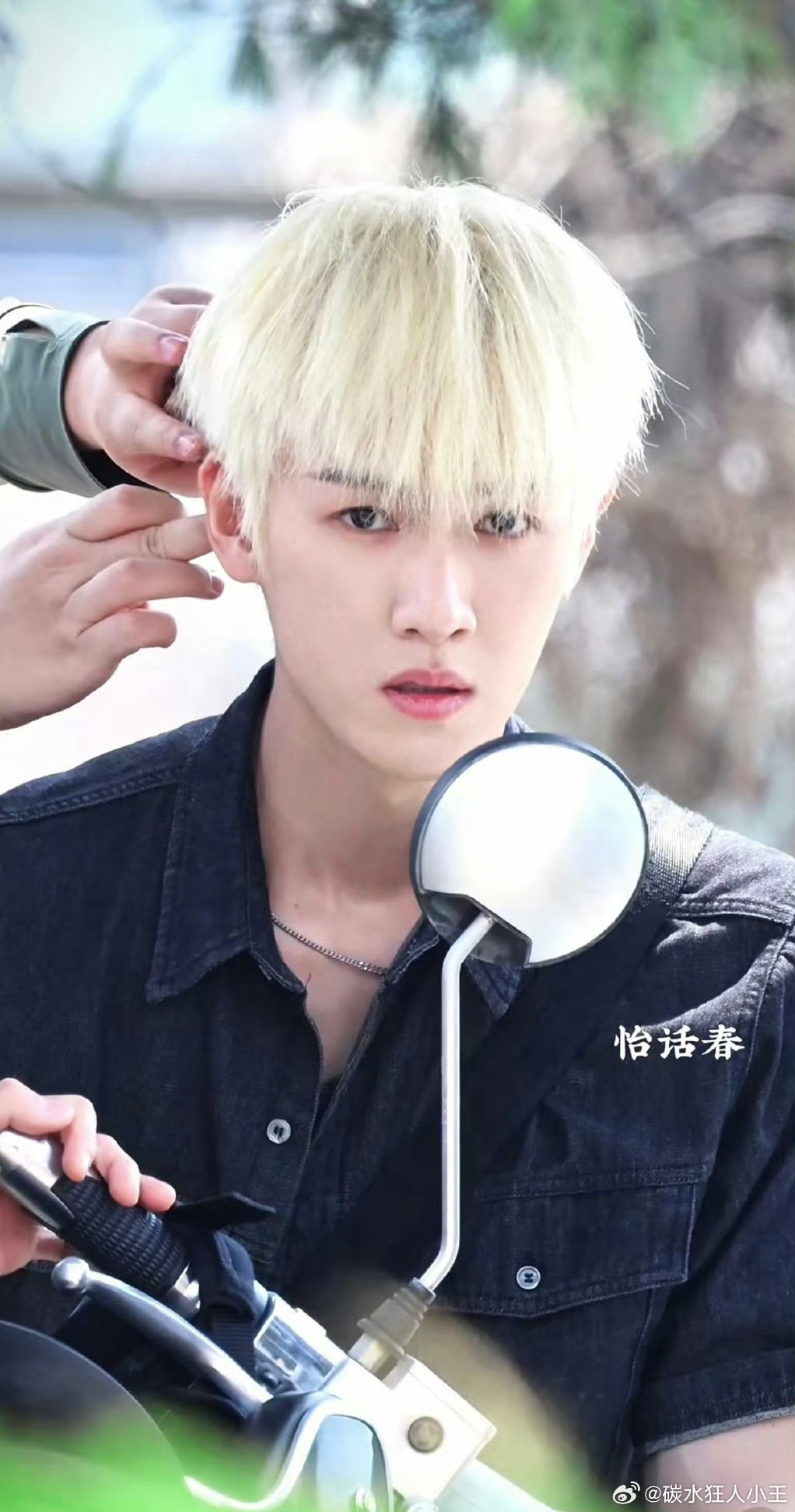 李昀銳金髮造型叛逆不羈。