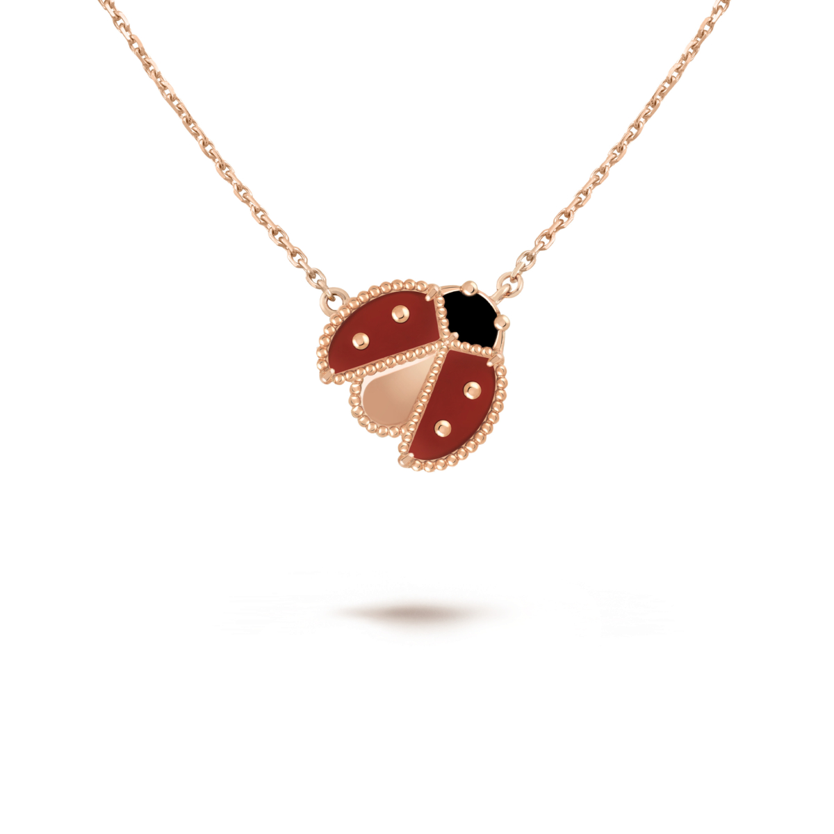 Van Cleef & Arpels梵克雅寶 Lucky Spring吊墜,張開翅膀的瓢蟲參考售價:$139,000