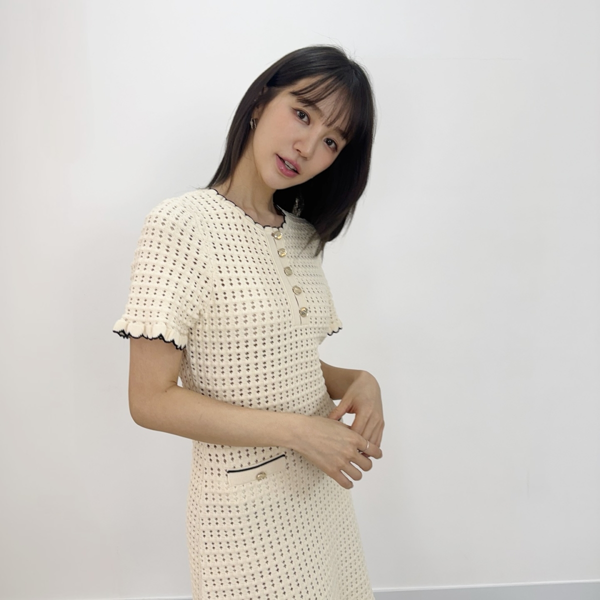 尹恩惠身著 SANDRO 女裝系列米色針織短洋裝