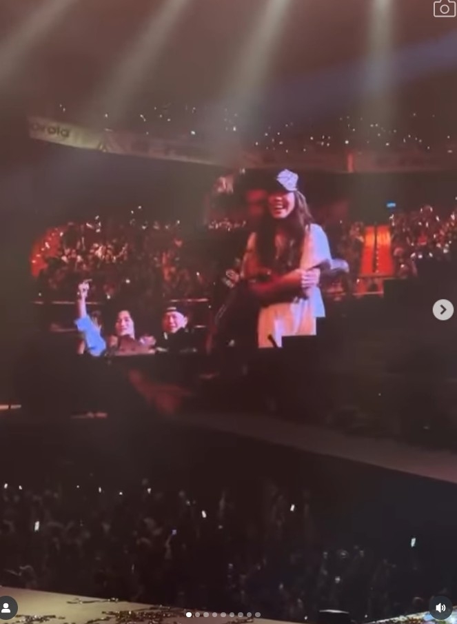 王陽明、蔡詩芸之後摟抱在一起，2人忍不住大笑。