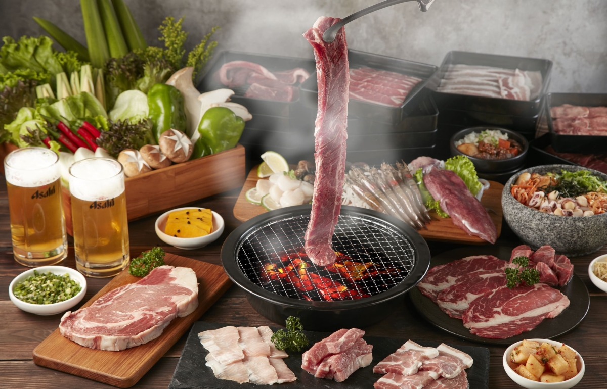 「肉次方 燒肉放題」秘製醬汁醃製的「厚切昇龍豚」肉質飽滿，長度直達35公分，令饕客大呼滿足。