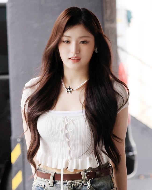 FIFTY FIFTY Athena近年來出落地越來越美,性感與可愛兼具。