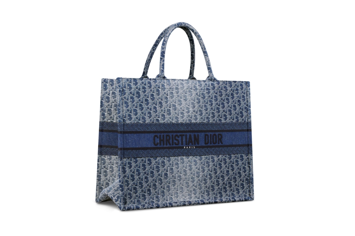 DIOR BOOK TOTE 藍色煙燻 OBLIQUE 丹寧大型托特包，NT$105,000