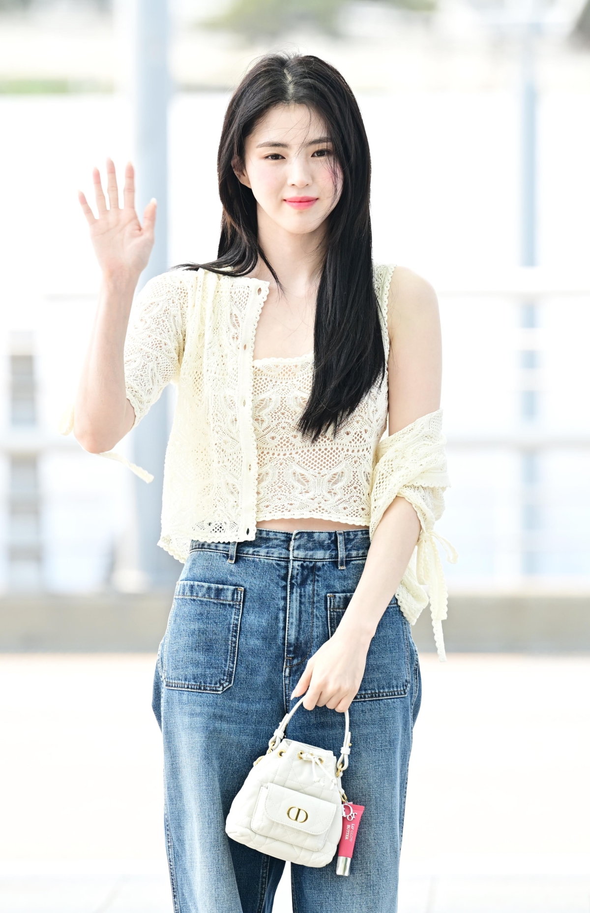 韓韶禧穿著Dior 白色兩件式開襟上衣搭Dior 8丹寧褲、D-Club 高跟涼鞋與Dior Caro 白色籐格紋小羊皮迷你水桶包造型現身機場