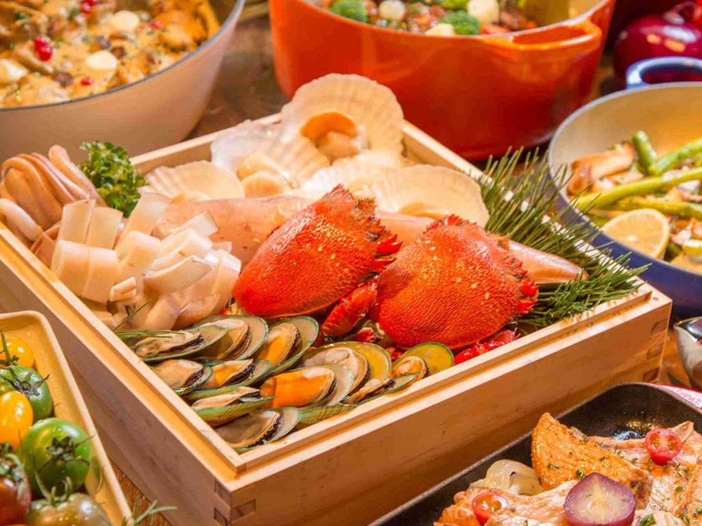 「活龍蝦季」搭配自助式百匯還能品嚐到鮮美螃蟹，令食材澎湃升級。