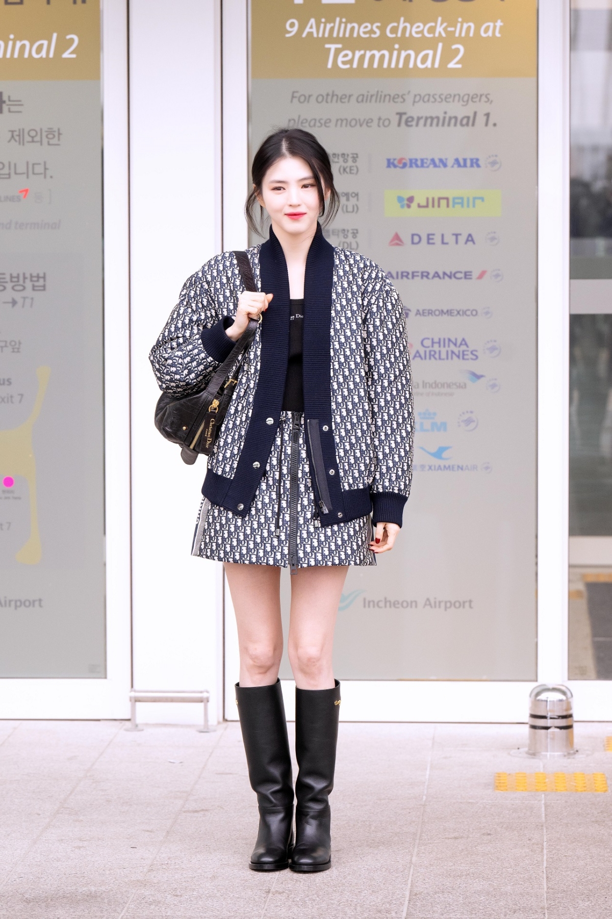 韓韶禧以Dior Oblique緹花飛行員夾克搭配拉鍊迷你裙、D-Town黑色長靴