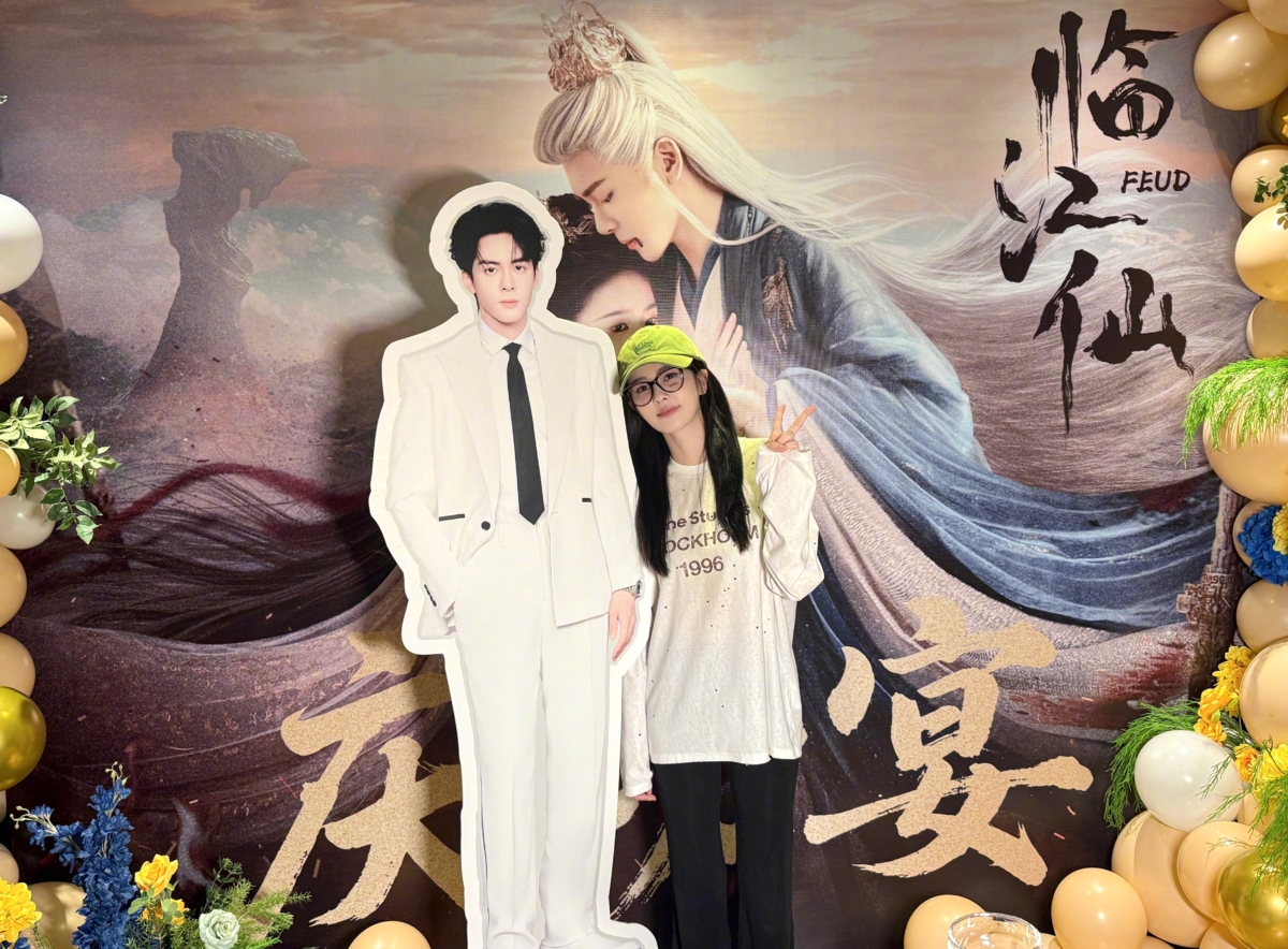 白鹿獨自一人與曾舜晞人形立牌互動。