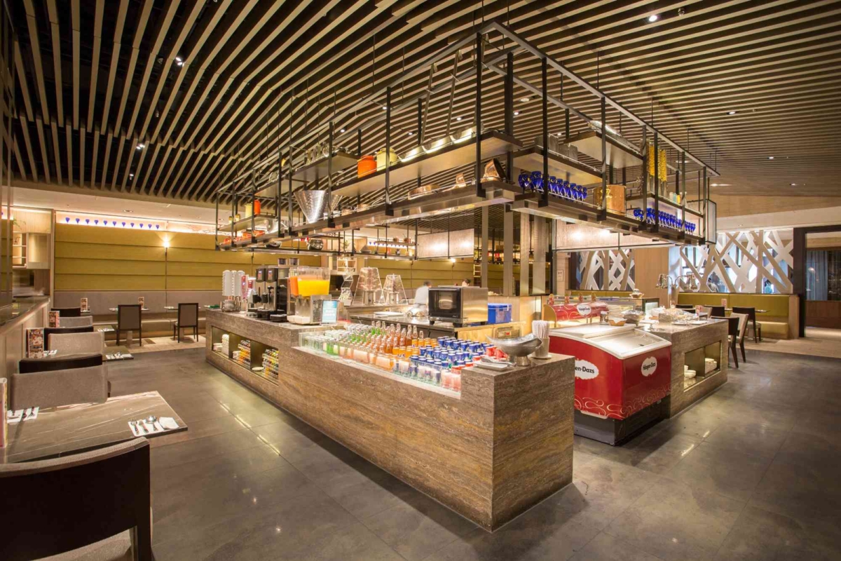 台中金典酒店12F栢麗廳是五星級自助百匯餐廳，人潮絡繹不絕。