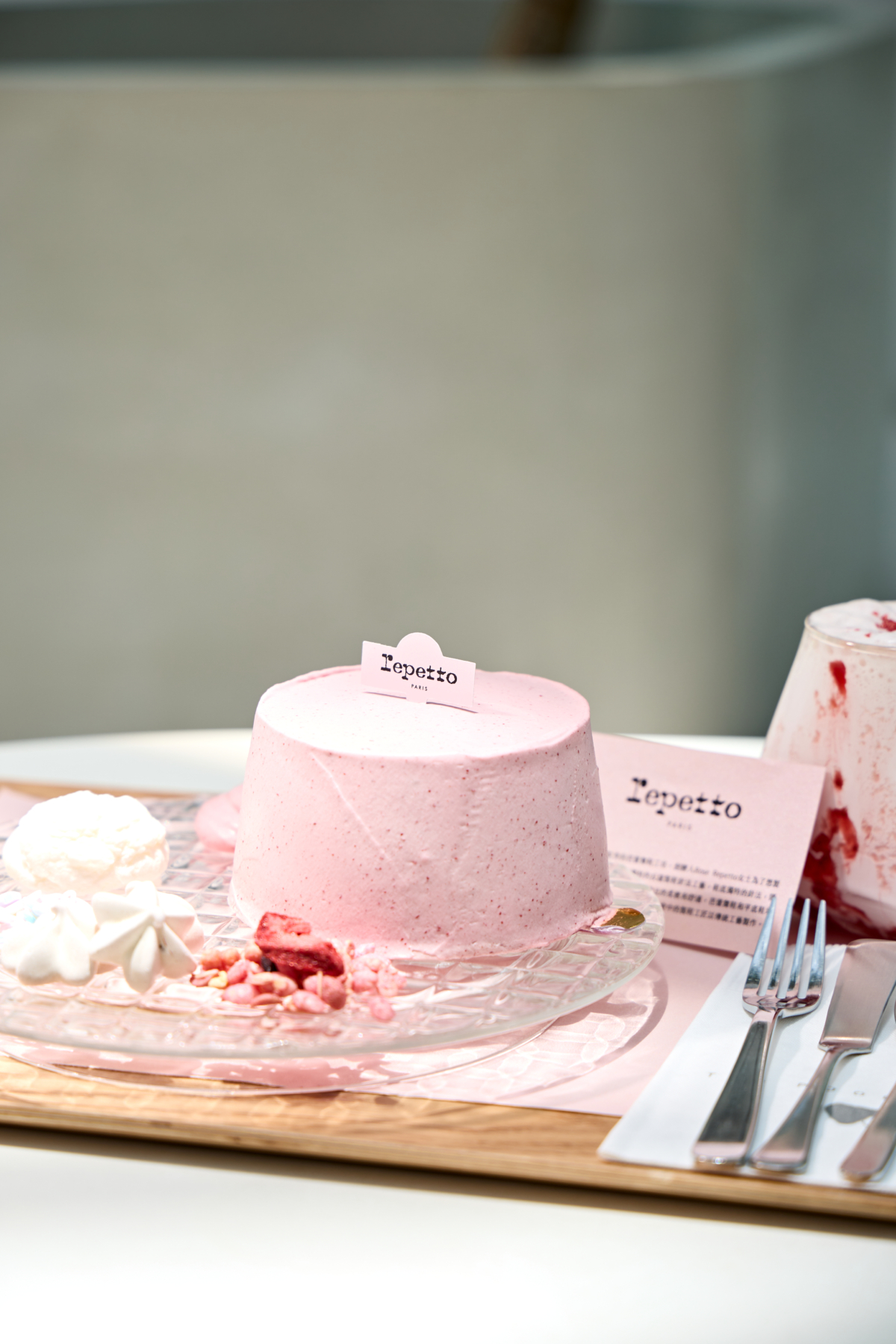 法國精品鞋履品牌 Repetto 將在 2025 年 7 月,首度攜手台南超人氣咖啡廳「南美春室」展開跨界合作