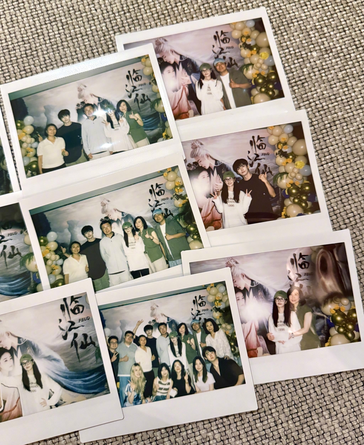 白鹿在《臨江仙》慶功宴與影視人員們合照。