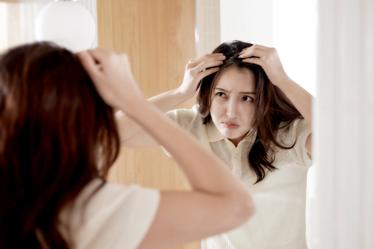 juliArt 覺亞《國人頭皮健康調查白皮書》指出，消費者最常面臨的頭皮困擾之冠為出油過多、髮根扁塌。