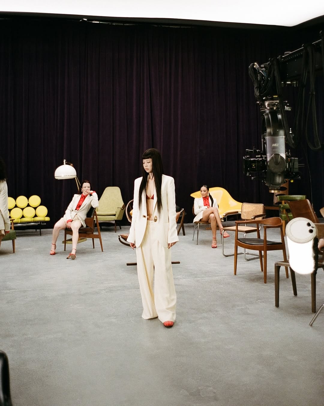 Jennie率性演繹賽車薄底鞋運動造型