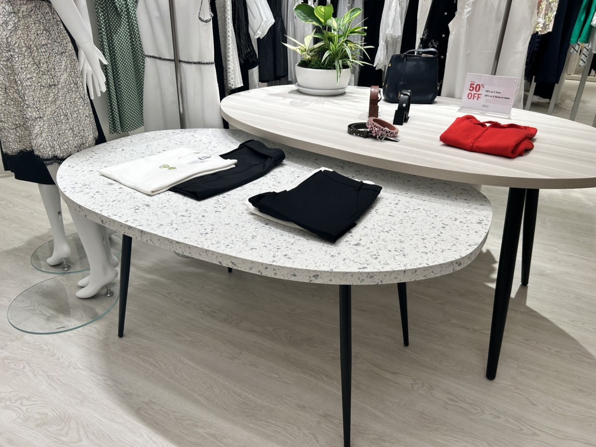  iROO以紡織廢料製成店內造型展示台，綠色材料也能時尚美觀 ，為整體空間注入永續元素