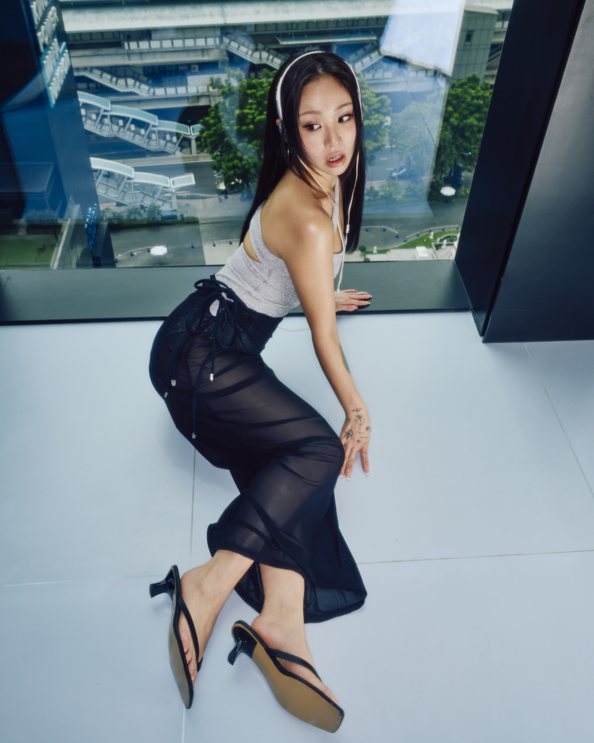 KIMBERLEY X HÁI 粼粼 _ 繞肩平口泳裝 星砂白 ,NT$3880、複膚 |網紗透膚長裙 曜石黑,NT$1880