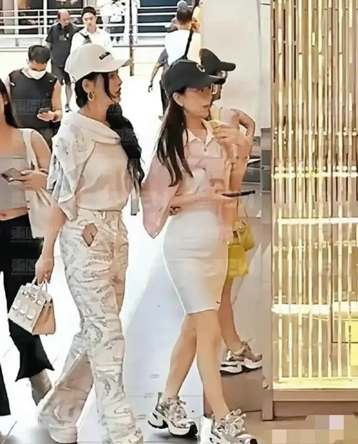 方媛孕肚已有明顯隆起。