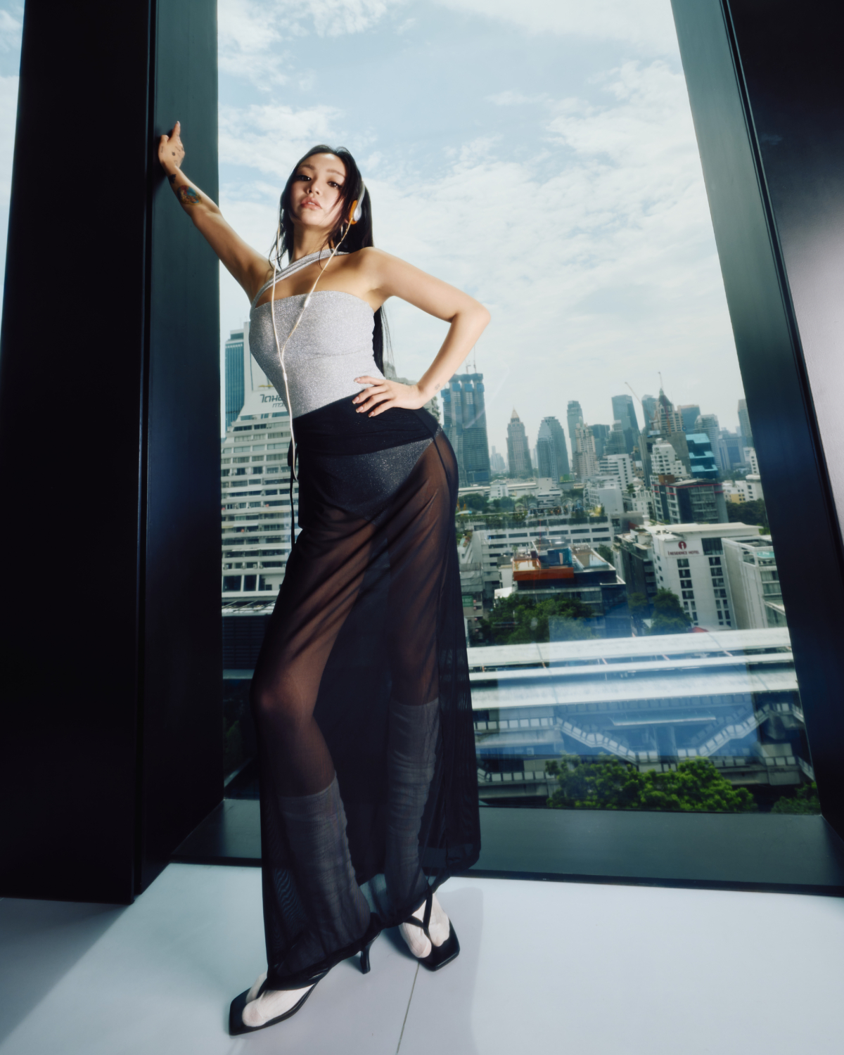 KIMBERLEY X HÁI 粼粼 _ 繞肩平口泳裝 星砂白 ,NT$3880、複膚 |網紗透膚長裙 曜石黑 ,NT$1880