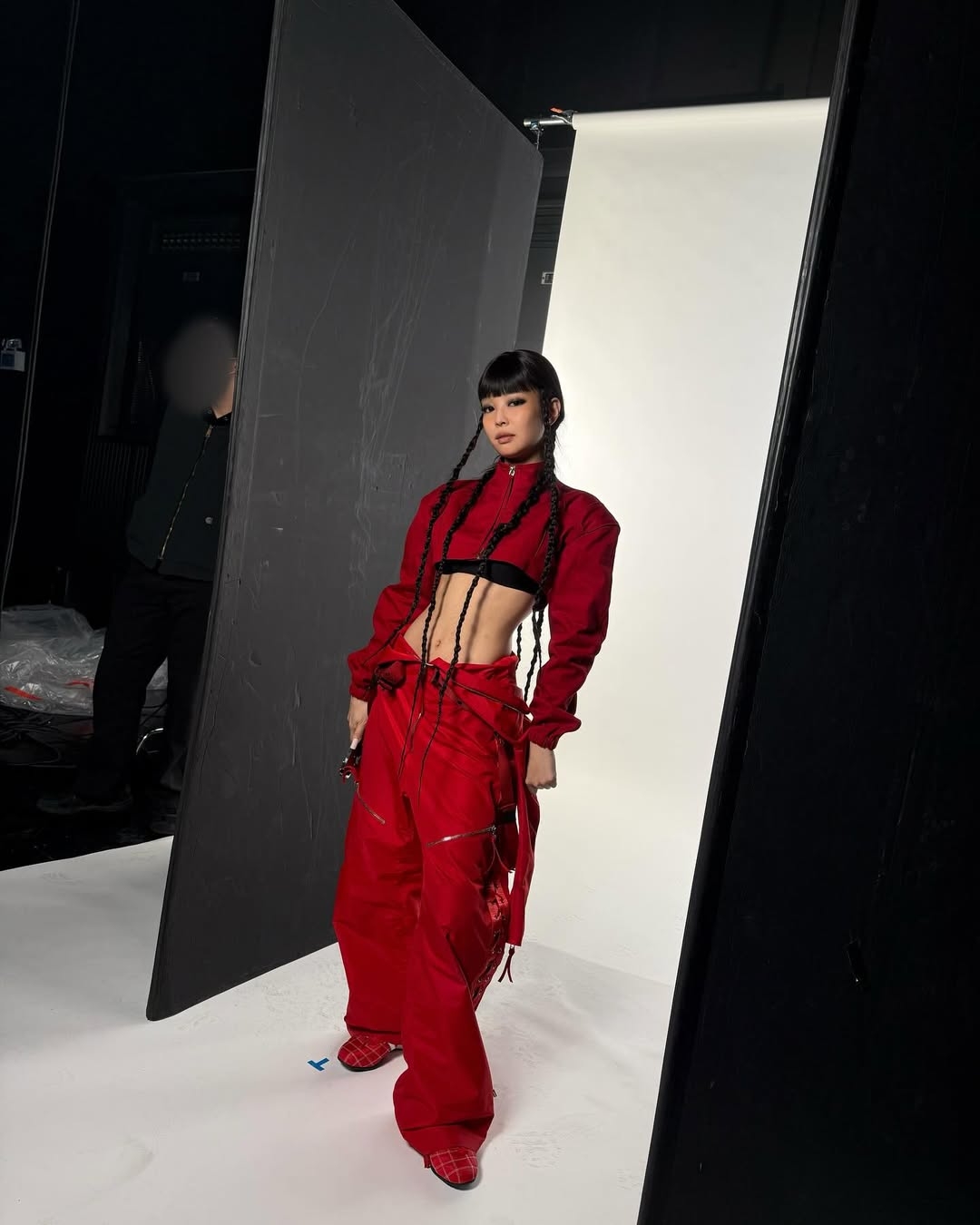 Jennie率性演繹賽車薄底鞋運動造型