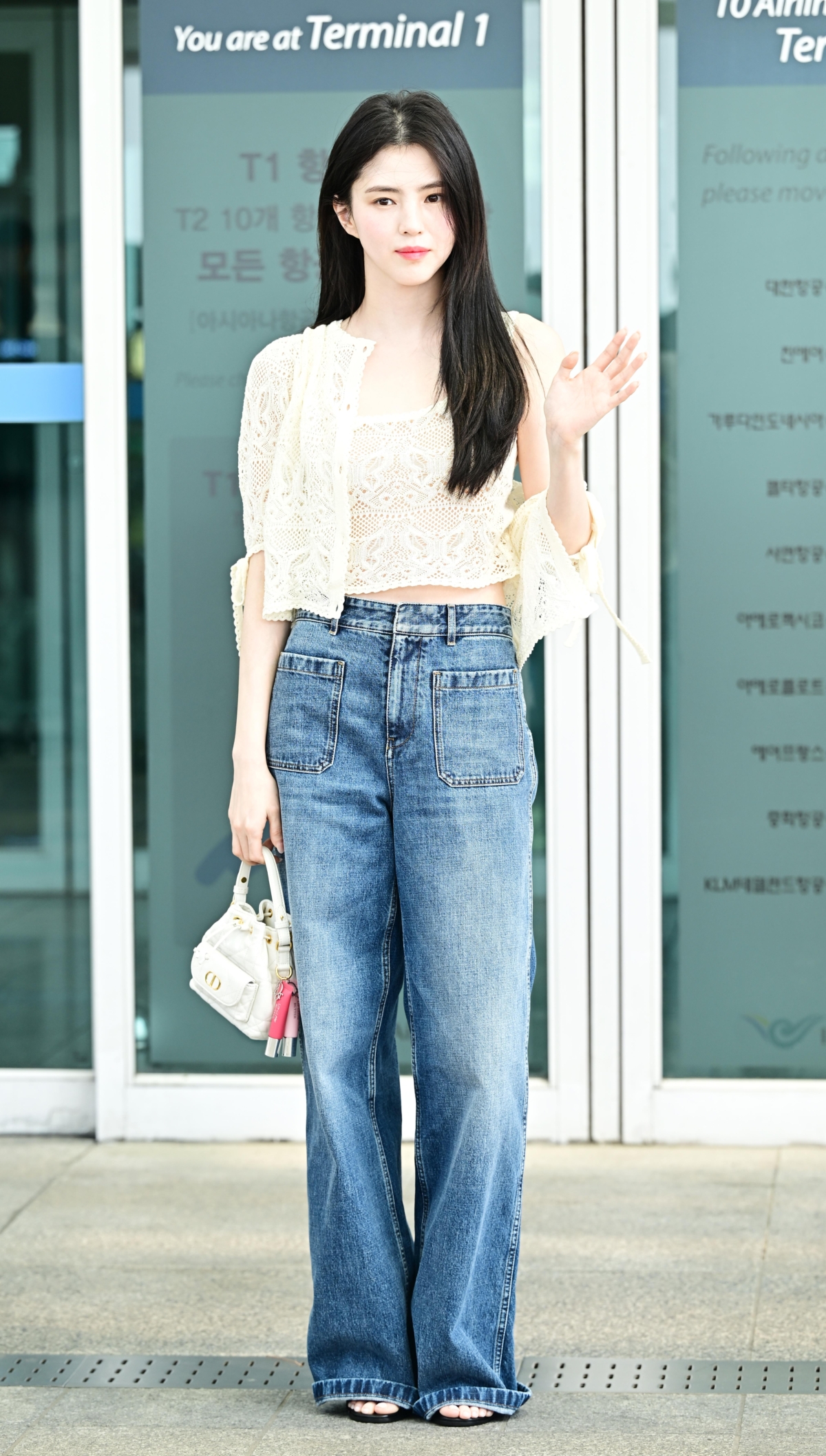 韓韶禧穿著Dior 白色兩件式開襟上衣搭Dior 8丹寧褲、D-Club 高跟涼鞋與Dior Caro 白色籐格紋小羊皮迷你水桶包造型現身機場