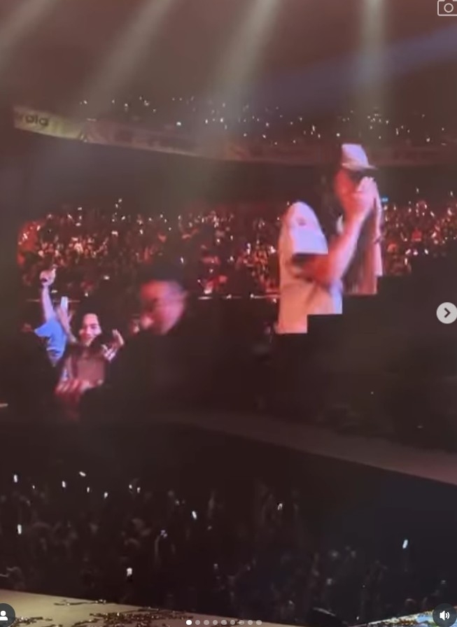 「頑童MJ116」演唱會上的王陽明、蔡詩芸一開始故意相互彈開。