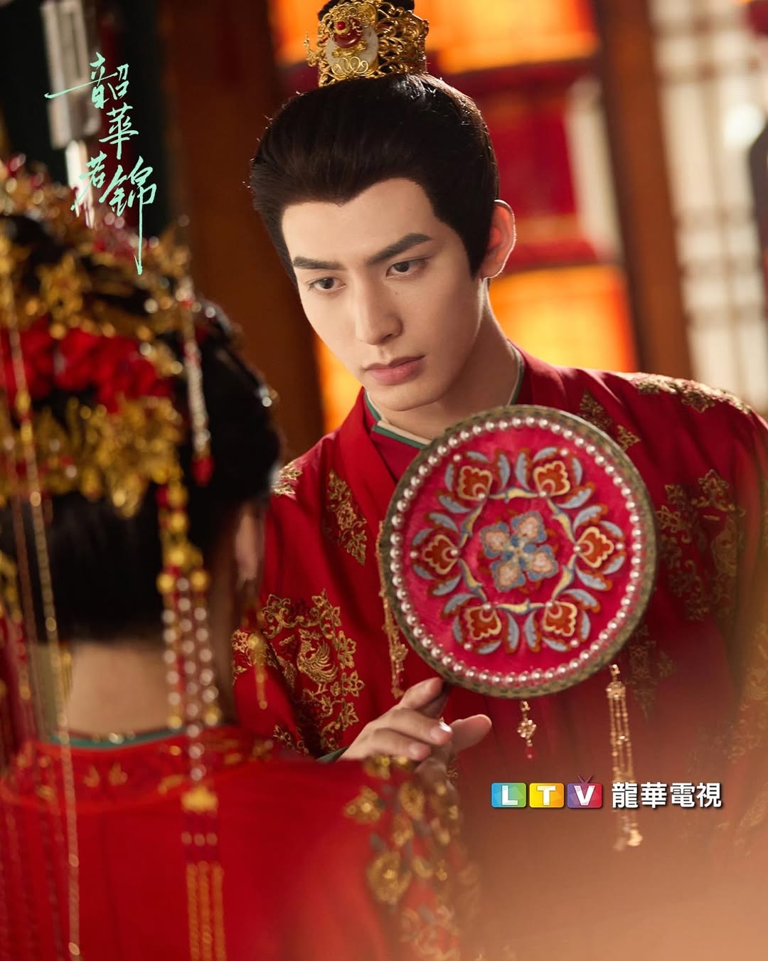 《韶華若錦》定北王江緒，為查貪案重返朝堂，與明檀締下「契約聯姻」。他表面上是冷面將軍，卻在暗中默默守護她。